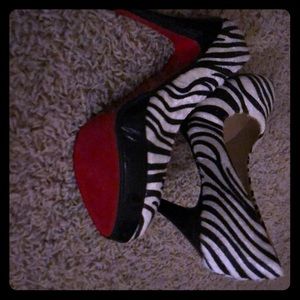 Darling and sexy zebra 🦓 print heels!